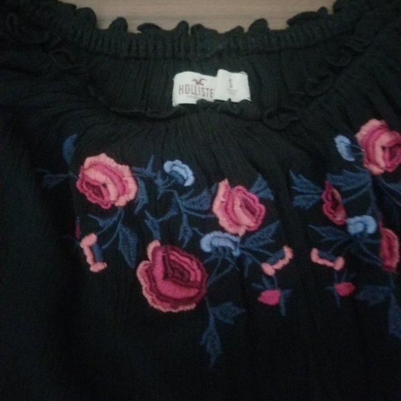 women's HOLLISTER off the shoulder TOP black EMBROIDERED FLOWERS size SMALL - Picture 2 of 8